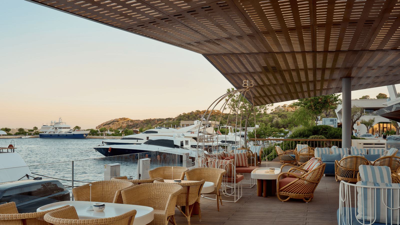 Терасата на Bagatelle над яхтите в Astir Marina